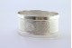 Argola de guardanapo em prata guilhochada de forma oval com cartela para monograma.